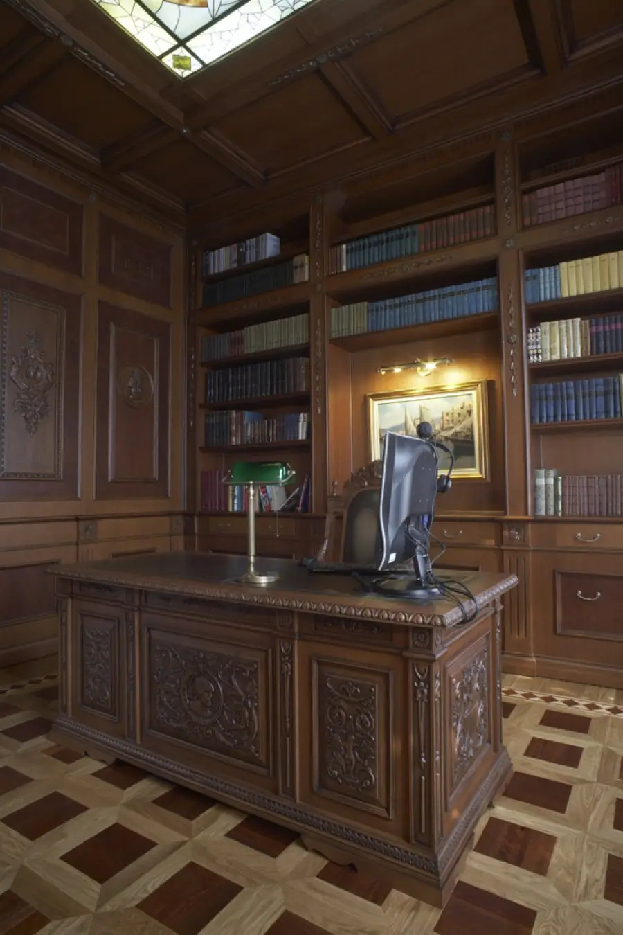Кабинет из дерева с резьбой