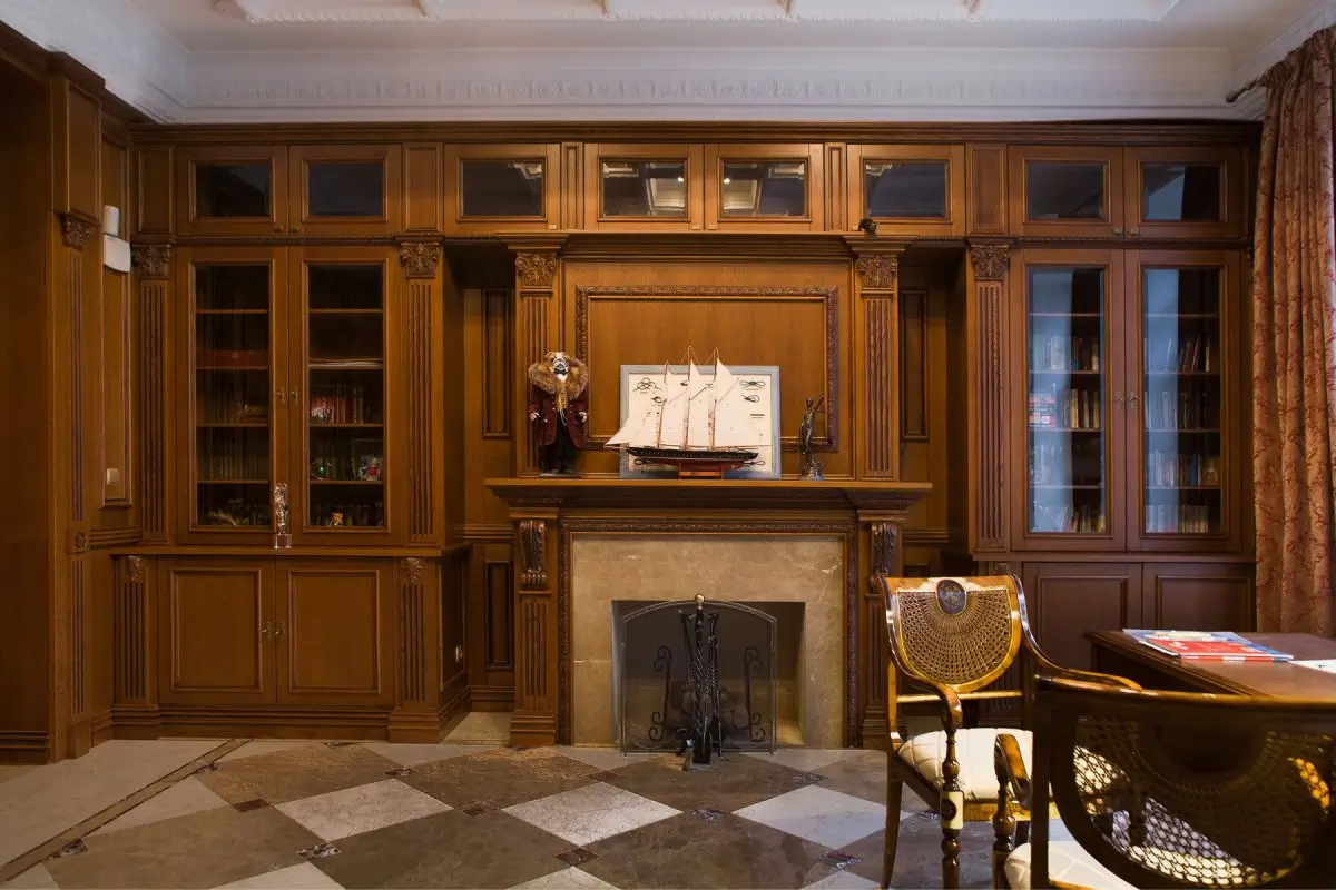 Деревянный кабинет с камином