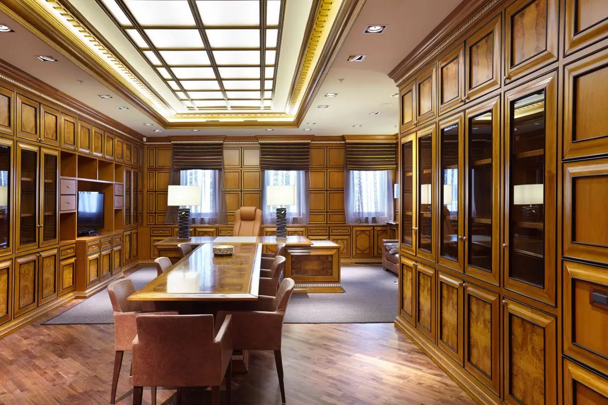 Кабинет из дерева с большим переговорным столом