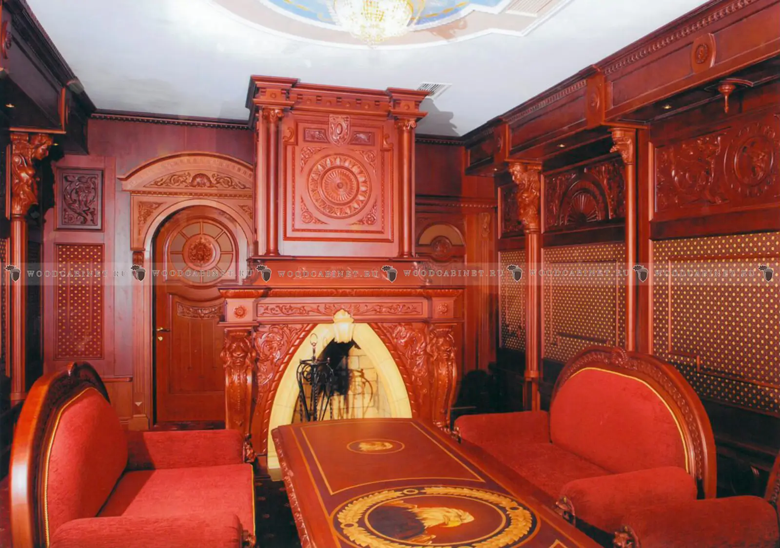 Кабинет премиум класса с камином из красного дерева