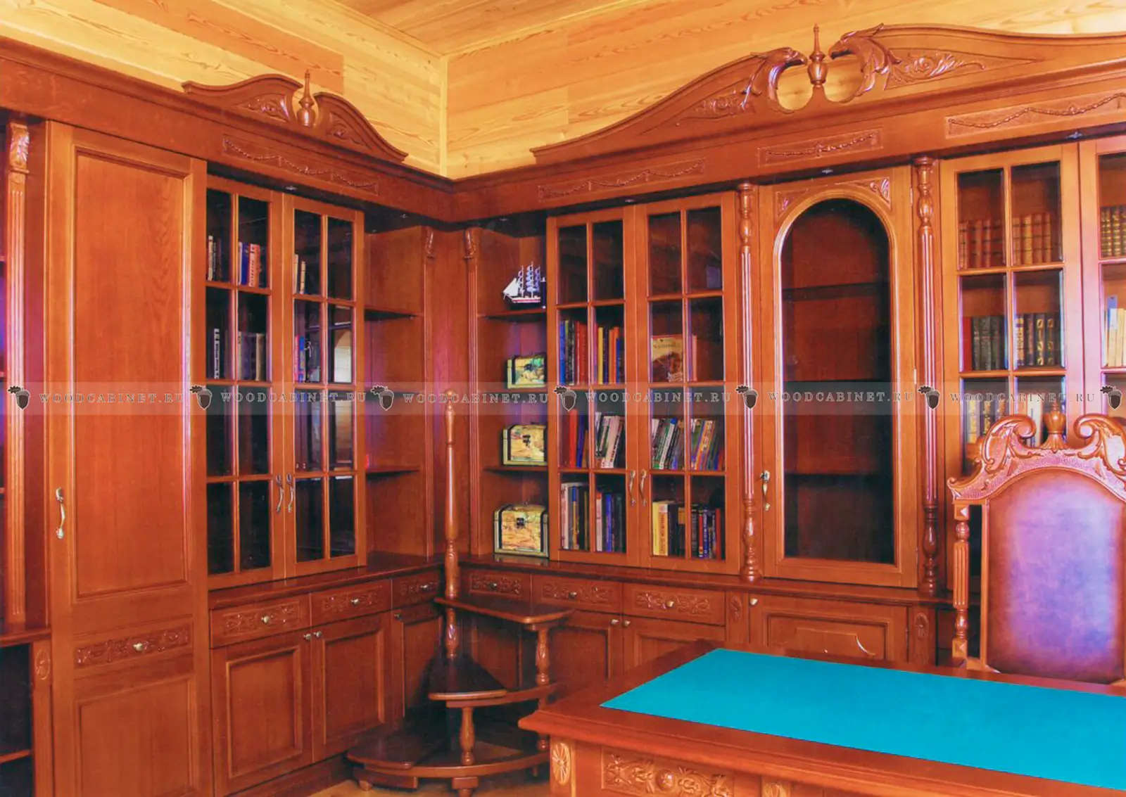 Кабинет премиум класса из красного дерева