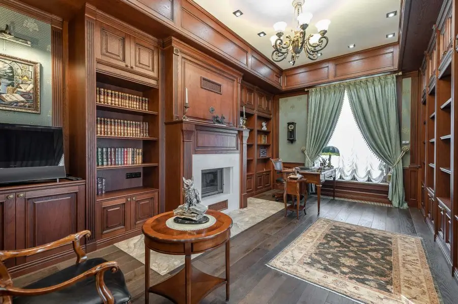 Деревянный кабинет с камином